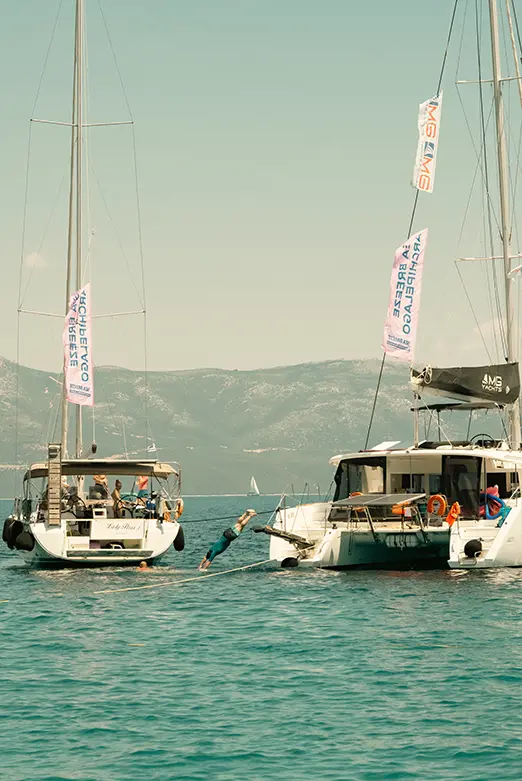 Prieteni pe iaht Sea Breeze Archipelago - Muzică, distracție și călătorii în Grecia