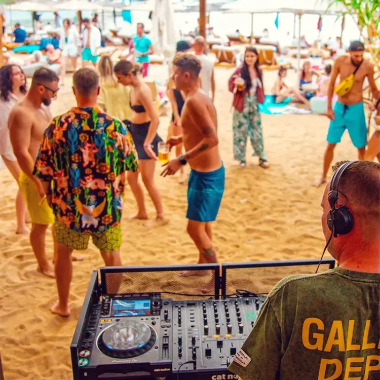Program Sea Breeze Skiathos 2025 ziua 2 - Festival de plajă în Grecia cu muzică bună și soare la mare